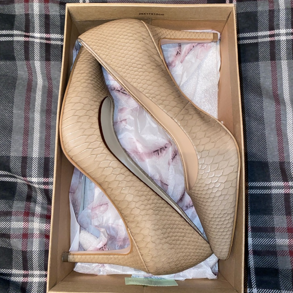 Jessica Simpson nude pumps